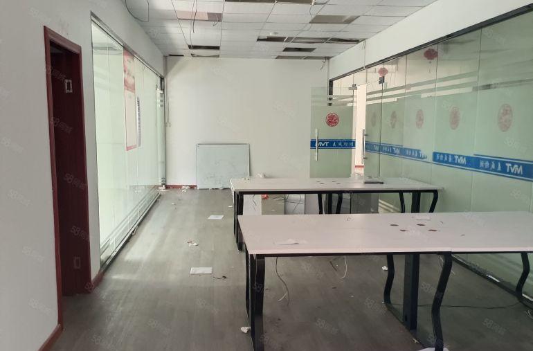 龙华大浪商业中心附近新出原房东精装修厂房1200平，可分租。