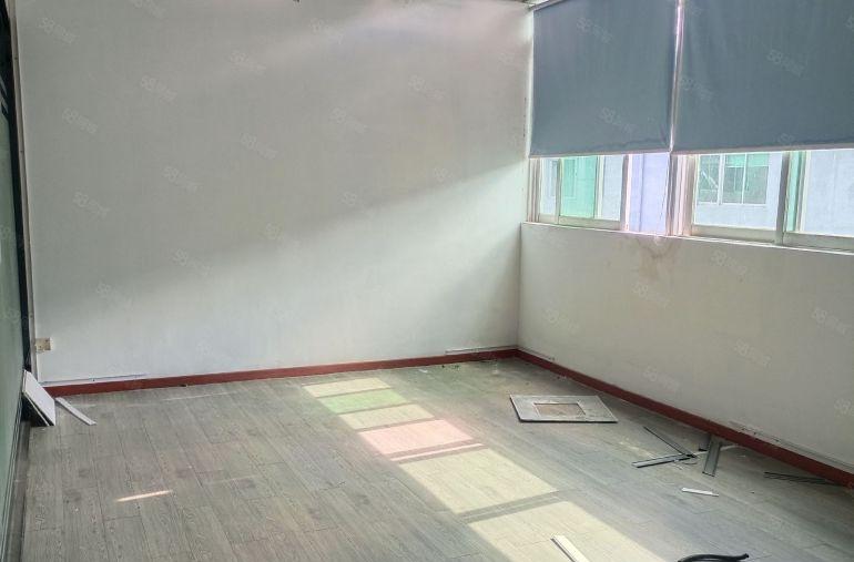 龙华大浪商业中心附近新出原房东精装修厂房1200平，可分租。