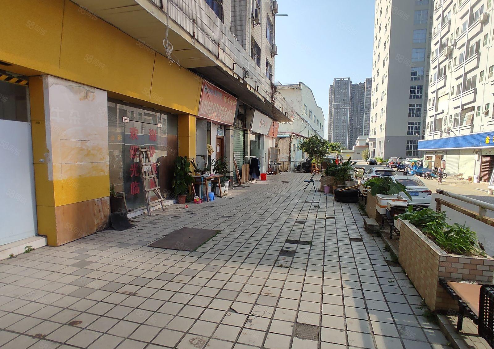 龙华油松油富商城附近一楼带平台厂房240平米出租