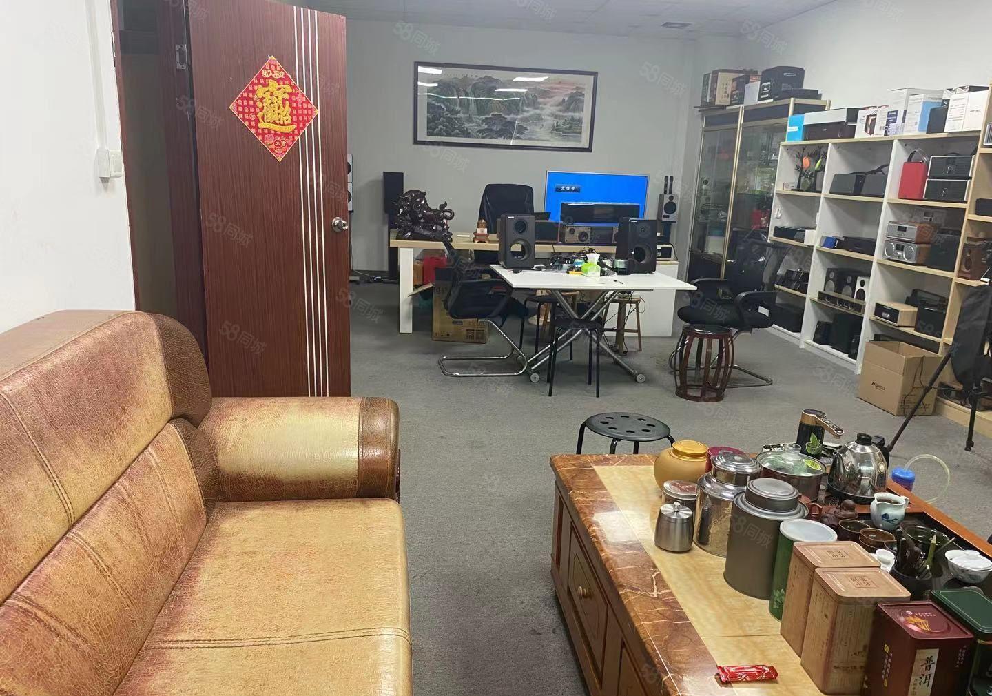 龙华大浪华兴路新出楼上一整层950平精装办公室，使用率8成