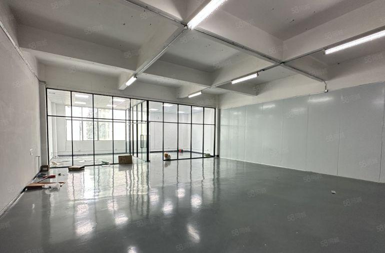 观澜樟坑径轻轨站边楼上750平，带精装修，水电齐全，交通便利