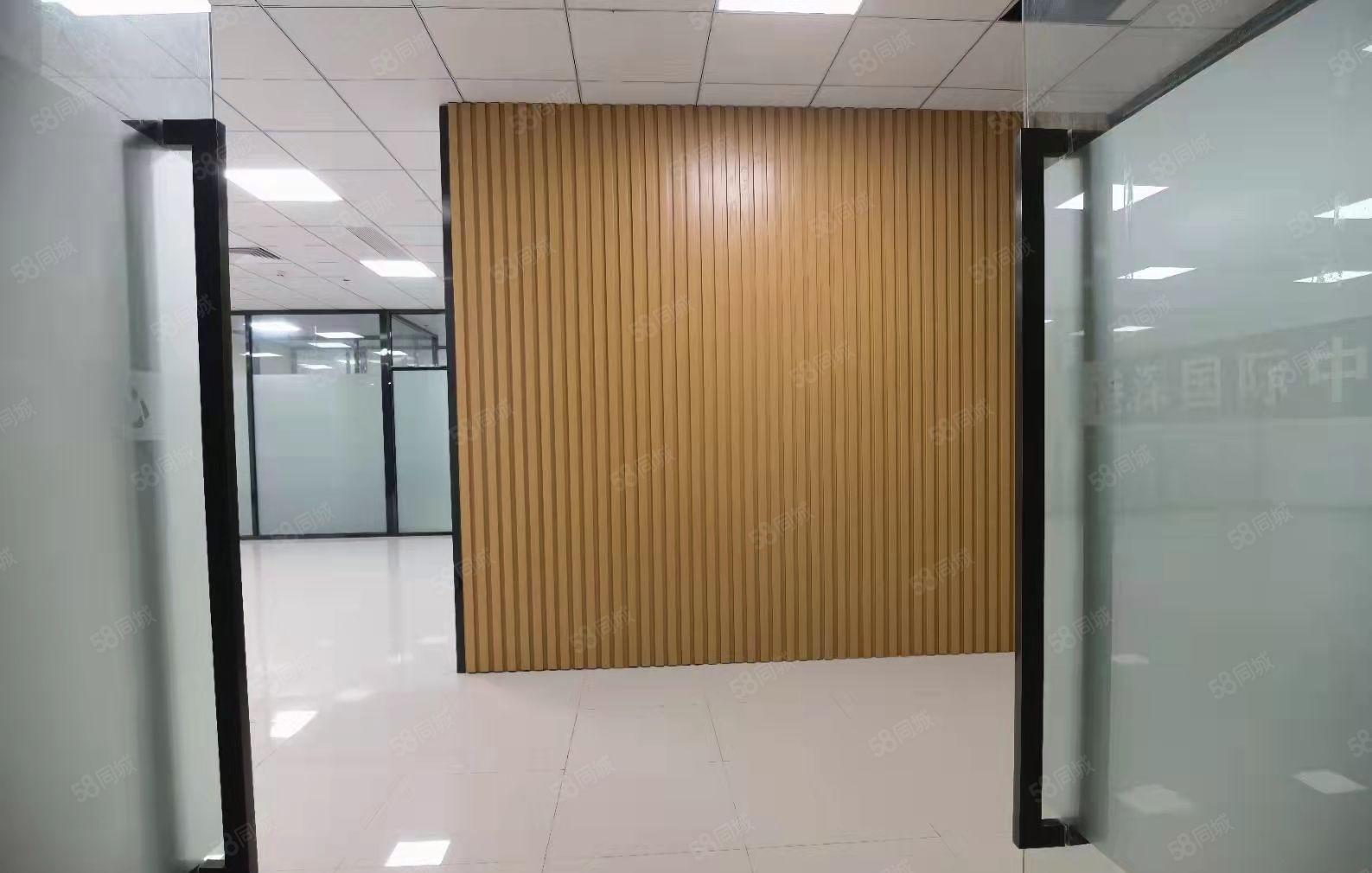 民治地铁站新出精装办公室585平招租，水电齐全