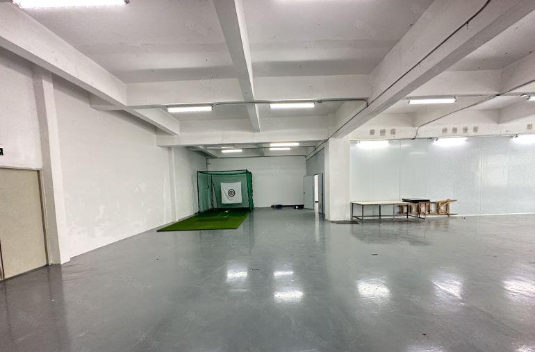 观澜樟坑径轻轨站边楼上750平，带精装修，水电齐全，交通便利