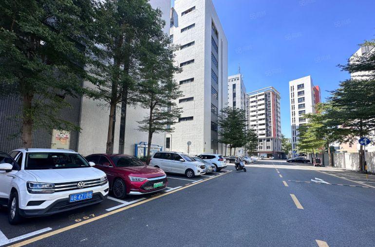 龙华原房东园区1600平精装整层厂房出租，好招工，形象好