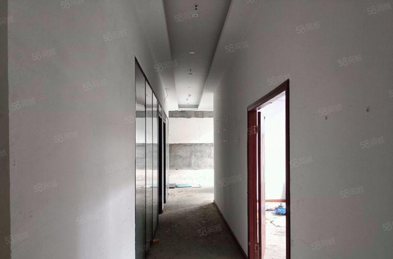 出租龙华新出一楼11米层高标准厂房，带卸货平台，适各种行业