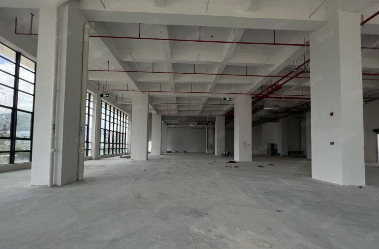 龙华一手房东二楼厂房1260平方出租可环评地铁口好招工空地大