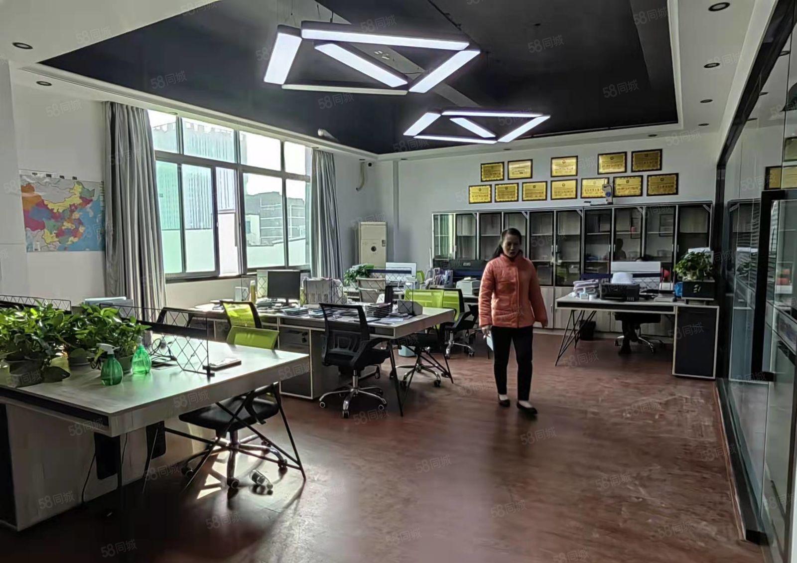 深圳龙华大浪新出高速口楼上800平精装厂房出租