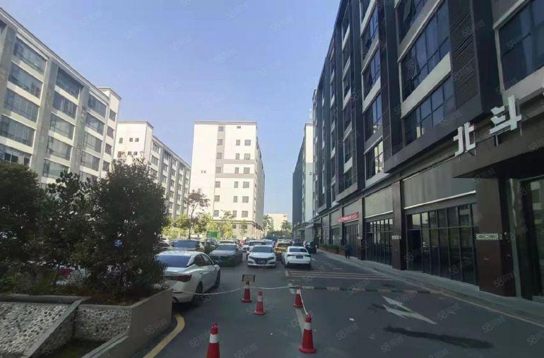 龙华大浪商业中心楼上1200平米精装修厂房无转让费出租可分租