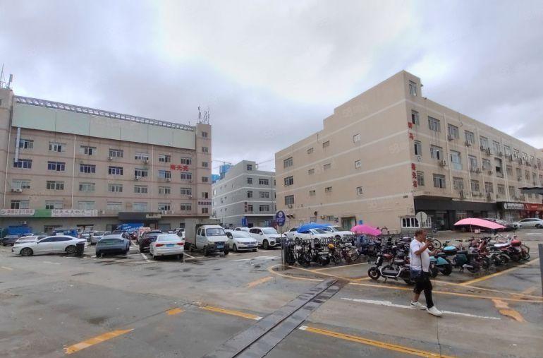 观澜牛湖地铁口园区二楼1000平地坪漆厂房出租，300起分租