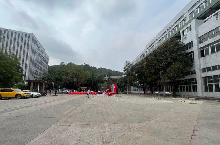 龙华地铁口旁新出3万平厂房出租，带有卸货平台，100平起分