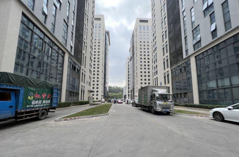 龙华清湖红本厂房980平方仓库出租高速路口带卸货平台好招工