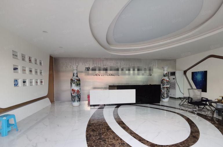 龙华观澜竹村地铁口楼上带装修厂房出租可分租，面积2200平米