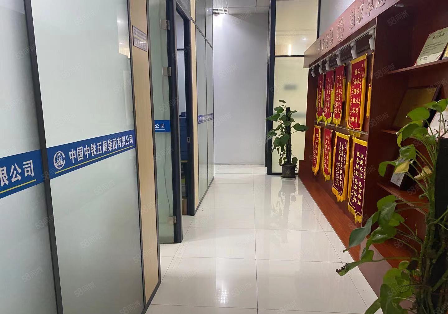 龙华河背工业区一楼950平精装办公室，带厨房。