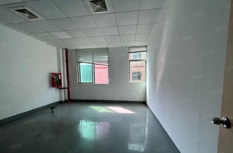 龙华清湖地铁口低价厂房出租 800平精装修可分租