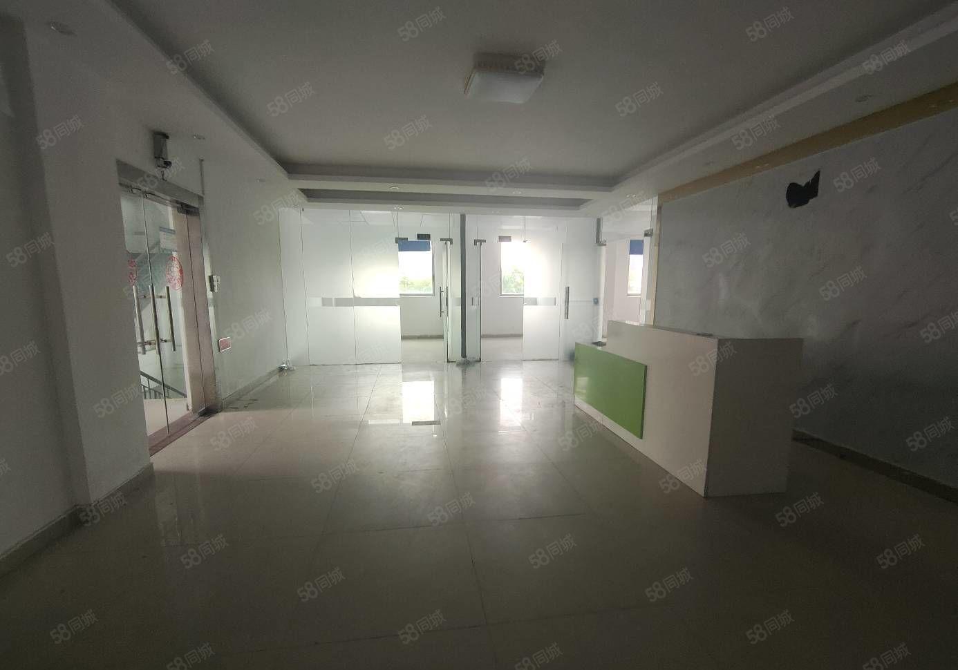 龙华汽车站旁边楼上2000平方厂房招租，带卸货平台，3吨货梯