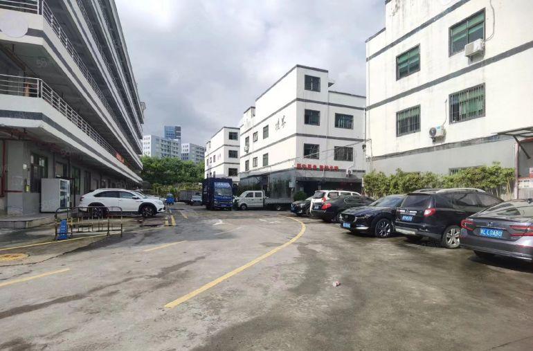 龙华大浪南路附近一楼厂房300平，1加1格局，能进大车