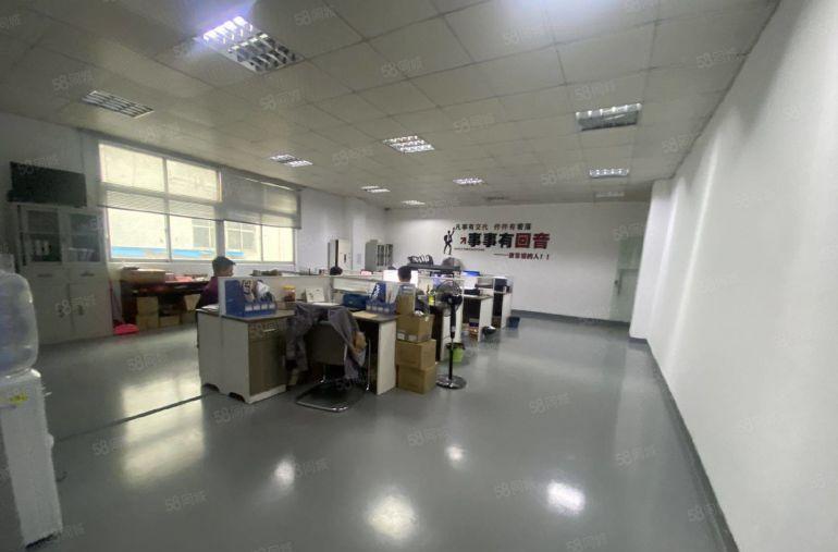 观澜地铁口工业园附近楼上1800平厂房仓库出租精装修电子设备