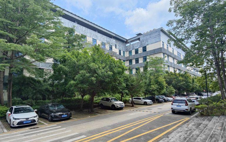 龙华民治地铁口分租一二楼1500平一层有地坪漆装修