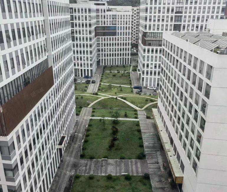 龙华大浪楼上厂房出租，800平带装修