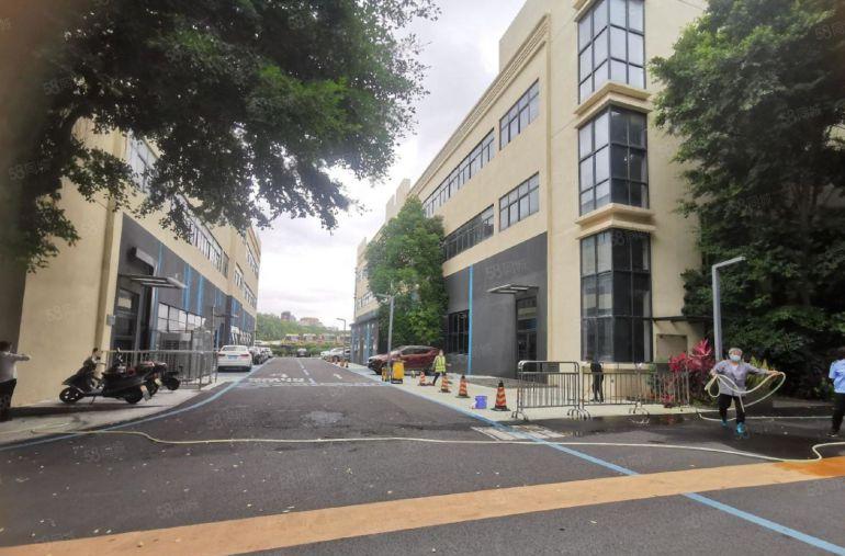 龙华清湖地铁口楼上1500平精装修研发厂房办公室低价出租分租