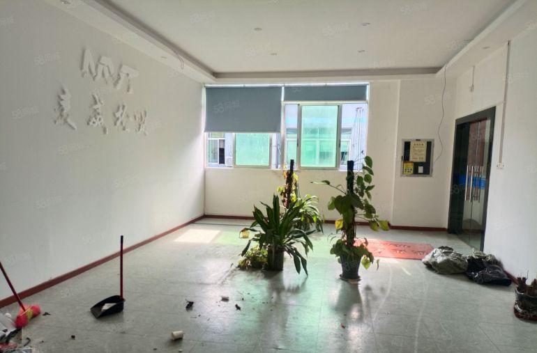 龙华大浪商业中心附近新出原房东精装修厂房1200平，可分租。