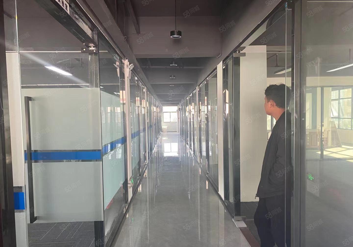 龙华大浪商业中心附近园区新出1200平精装办公室，大小可分