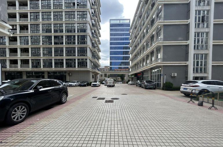 龙华清湖北地铁口原房东科技园楼上500平带2间办公室厂房出租