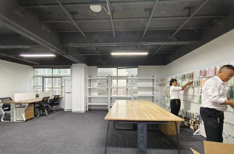 清湖地铁口800米通通会盈中心1200平整层，带家私空调出租