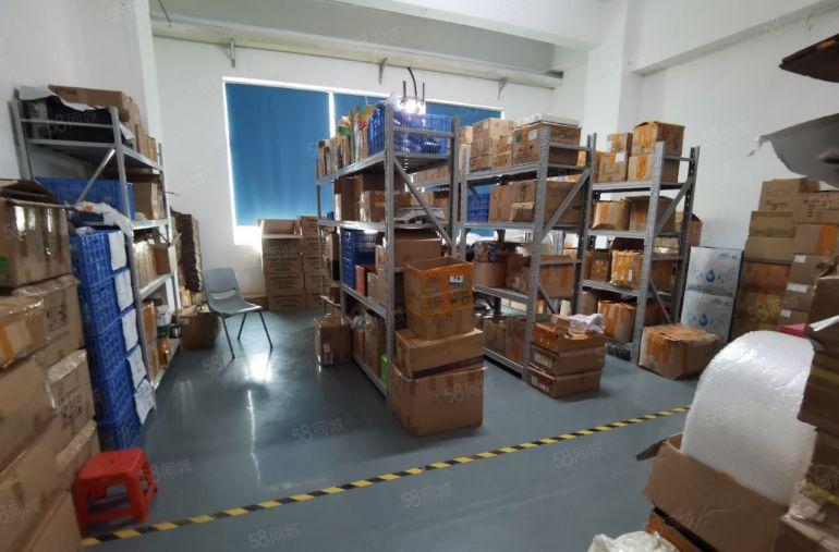 实际面积1300平，精装厂房平出租，龙华地铁口附近，空地大