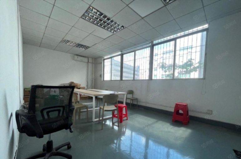 观澜地铁站旁楼上精装修700平仓库红本厂房出租水电齐全