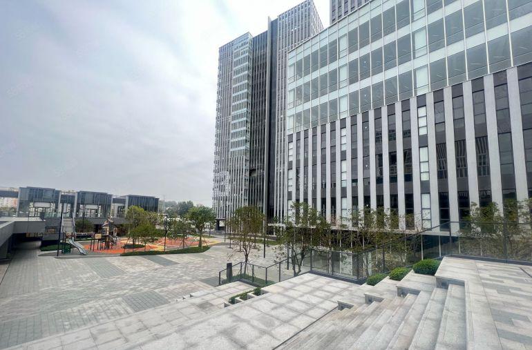 龙华地铁口产业园免租3个月1000平米200平起租带装修