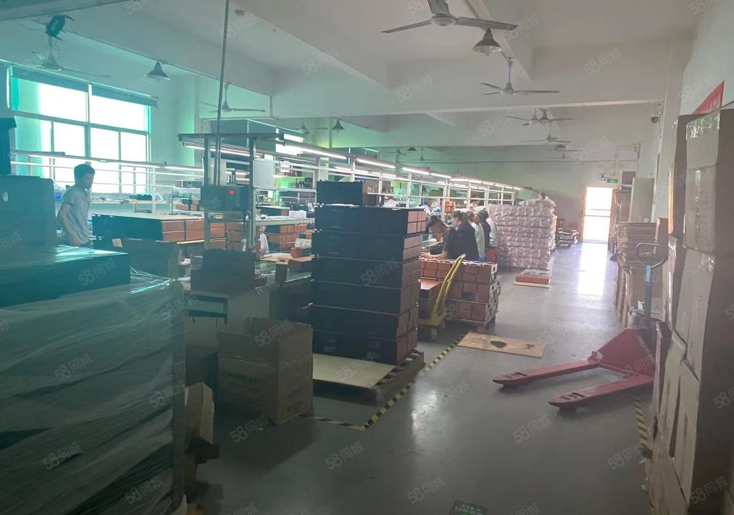 龙华大浪华兴路新出楼上一整层950平精装办公室，使用率8成