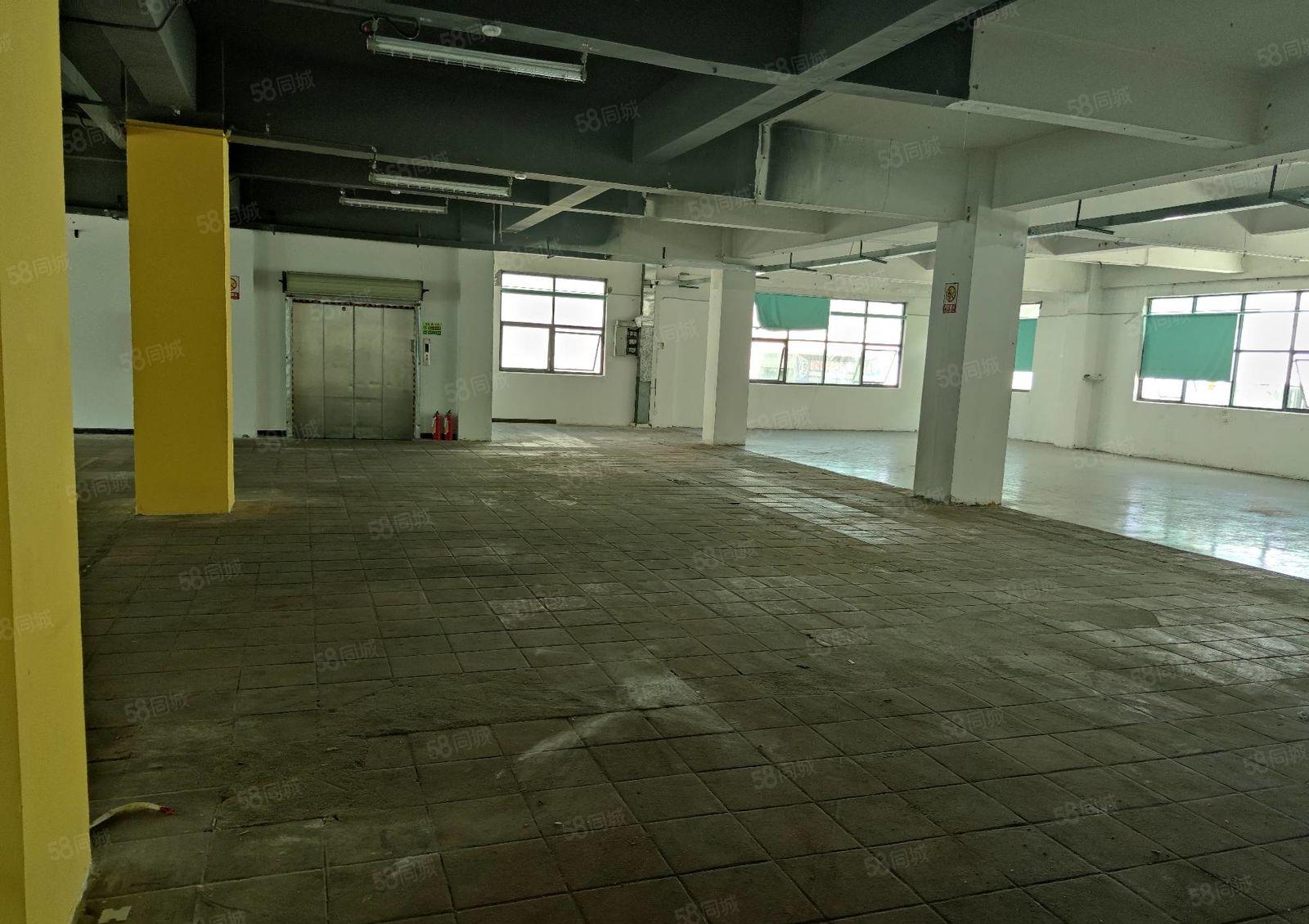 龙华双地铁站，整层1400平，现成装修，仓库加办公，停车方便