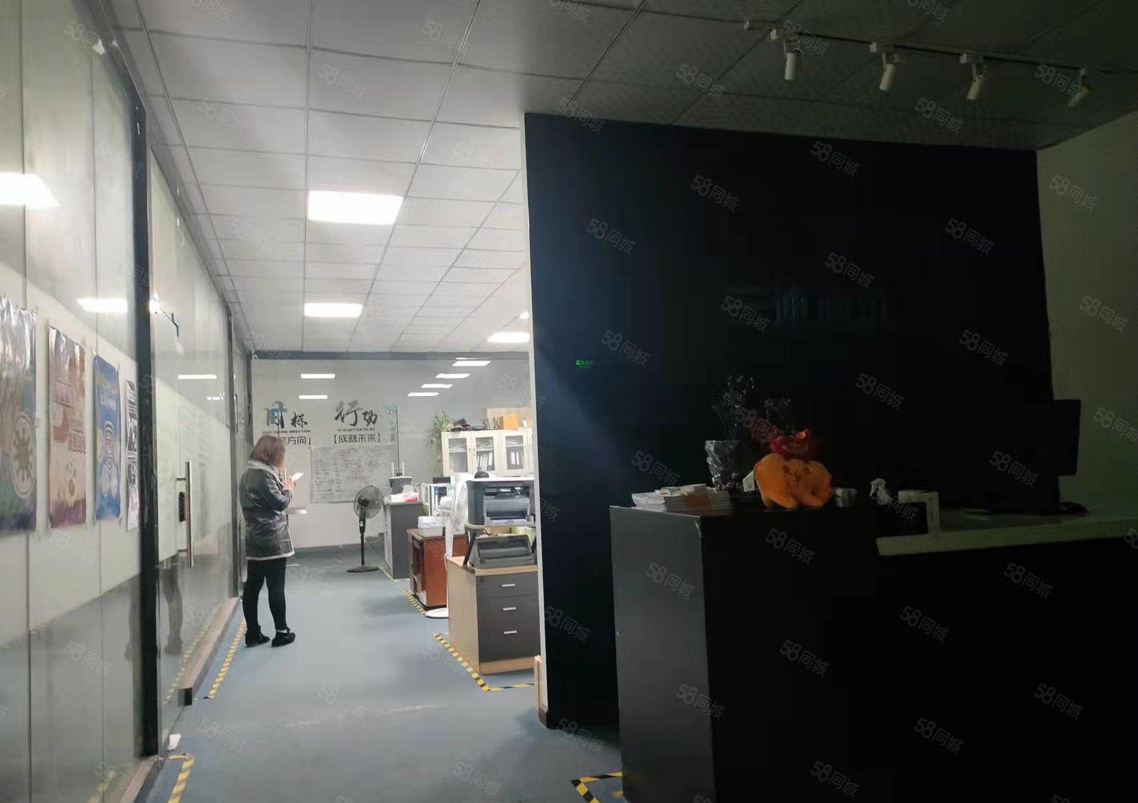 深圳龙华大浪原房东4楼680平精装工业厂房出租。