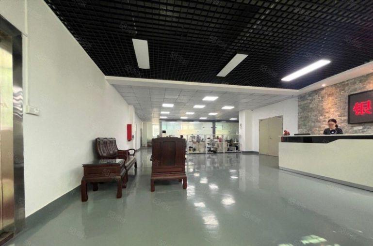 观澜地铁站旁楼上精装修700平办公仓库红本厂房出租水电齐全