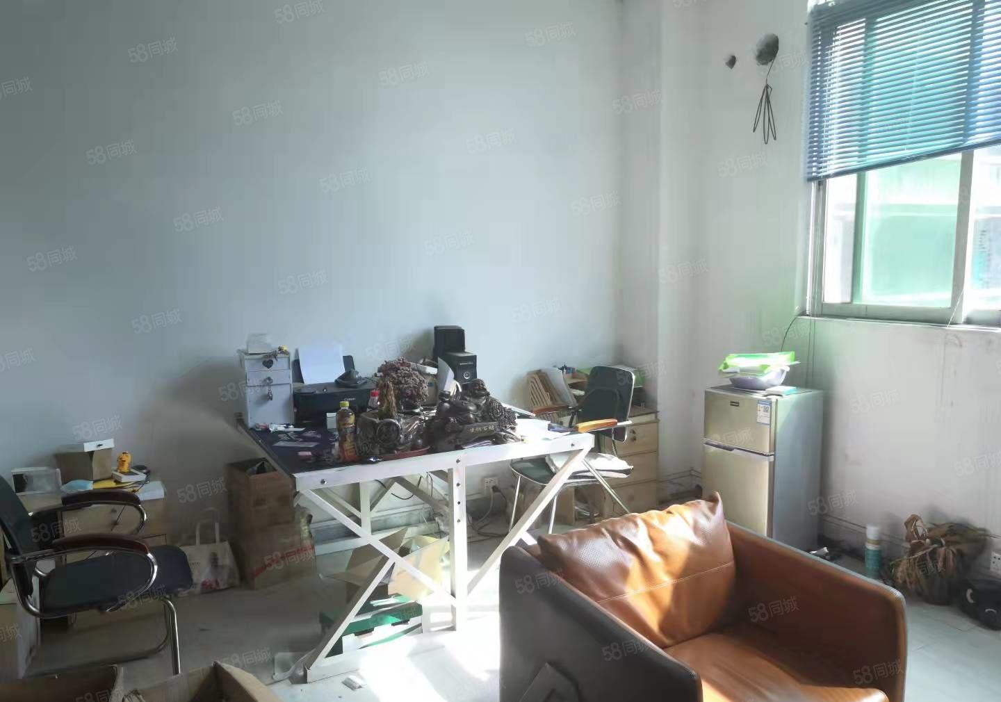 深圳龙华大浪阳台山东地铁站附近216平小精装厂房出租。