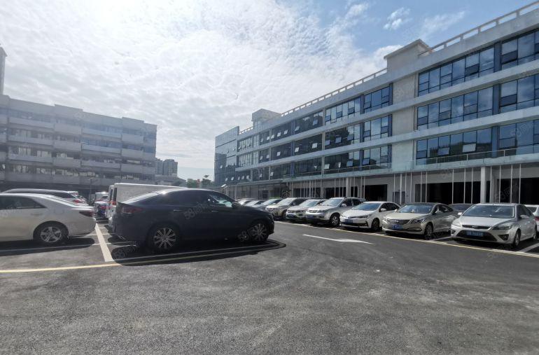 大浪羊山台地铁口全新红本精装厂房1000平米，200起分租