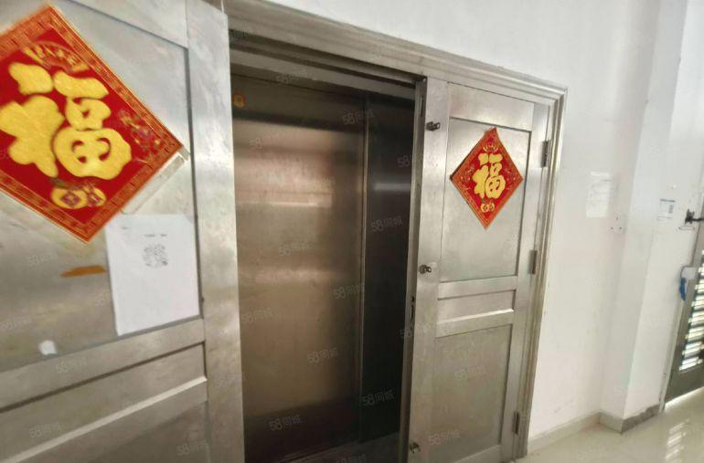 大浪北路同富邨工业区楼上2千平厂房出租精装修带家私大小可分租