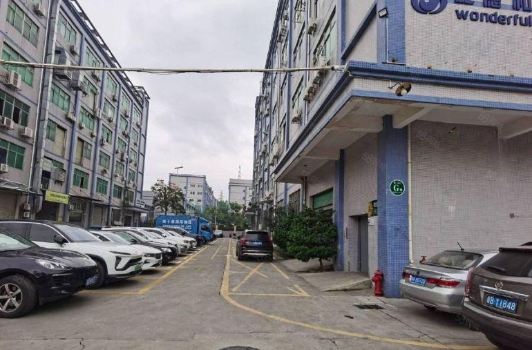 3吨货梯单独使用，隔好三套办公室，性价比非常高，