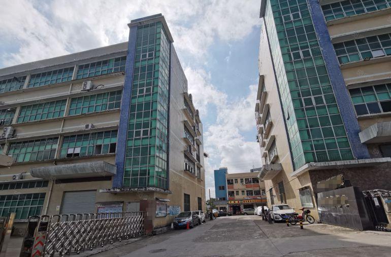 清湖与观澜交界处，竹村地铁口附近楼上带装修厂房出租，可分租