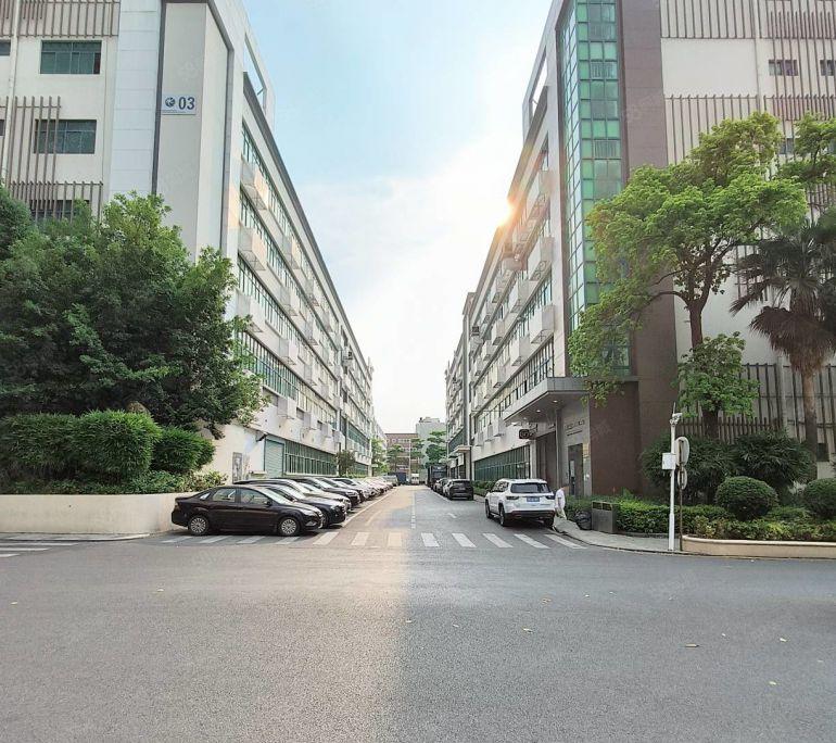 300平起租丨龙华民治地铁口新出2000平带装修厂房仓库出租