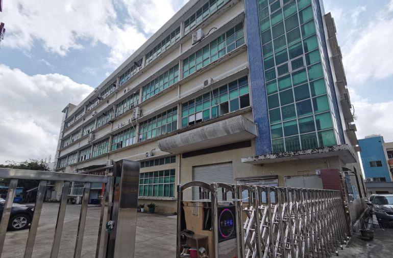 观澜竹村地铁站附近楼上厂房出租面积960平米，水电齐全带装修