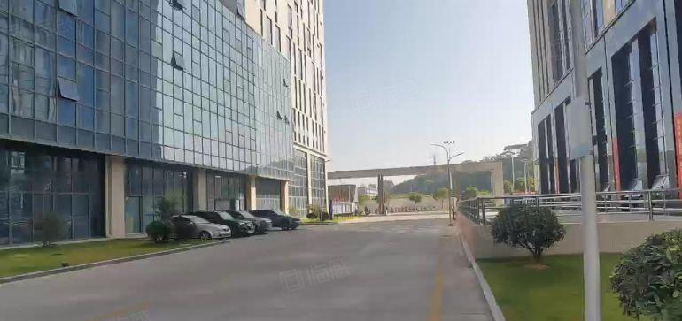 深圳市龙华区全新园区260000平方标准厂房出租大小可分租。