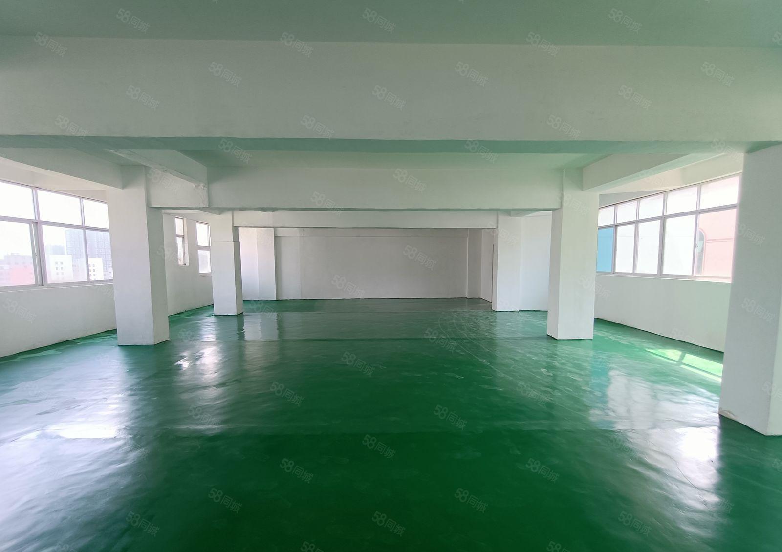 观澜章阁大型工业园楼上360平厂房出租，有地坪漆有货梯环境好