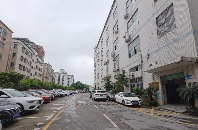 观澜樟坑径下围工业区楼上厂房出租，可分租1350平米水电齐全