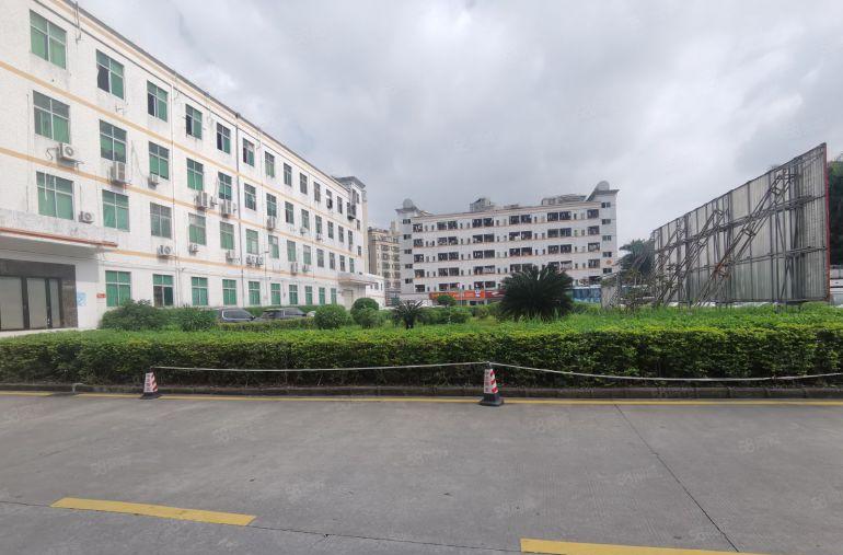 龙华清湖地铁站楼上200平精装修