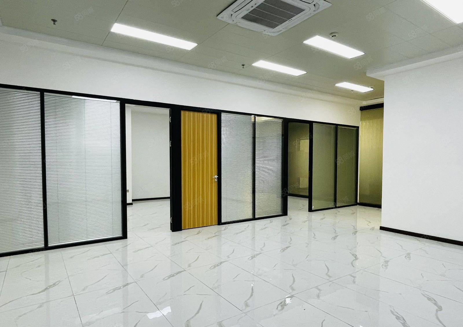 龙华清湖地铁口创意园新出楼上180平精装修办公室出租