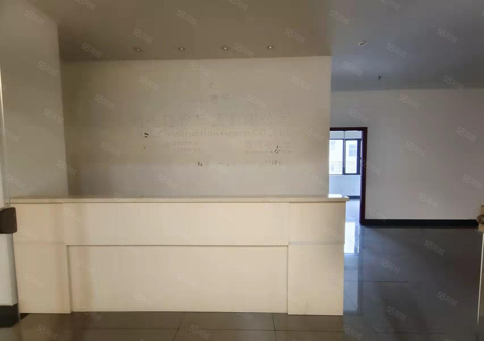 民治优城中心附近新出精装厂房558平招租，带家私空调