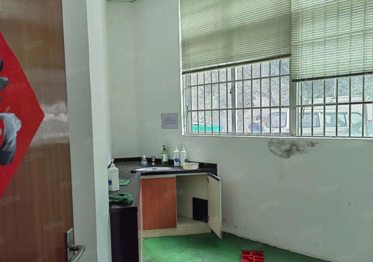 深圳龙华大浪浪口工业区1楼550平工业厂房出租。