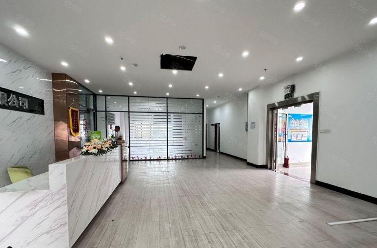 龙华大浪元芬地铁口一楼二楼共2500平精装修，高6米，好招工